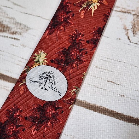 Vintage Tommy Bahama 100% silk tropical pineapple print tie - Picture 3 of 9